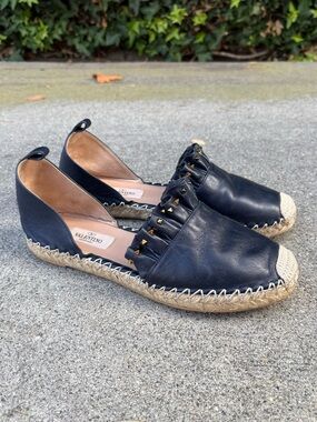 Valentino Rockstud ruffle trim navy blue leather ankle strap espadrille flats 37